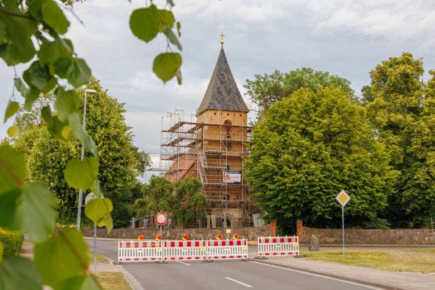 20.06.2026 - Die Kirche in Papendorf bei Pasewalk droht einzustürzen. Um das zu verhindern, sollen Baumaßnahmen stattfinden. Ein Gerüst wurde dafür schon montiert Papendorf Mecklenburg Vorpommern Deutschland *** June 20, 2026 The church in Papendorf near Pasewalk is in danger of collapsing. To prevent this, construction work is scheduled to take place. Scaffolding has already been erected for this purpose. Papendorf, Mecklenburg-Western Pomerania, Germany,detected_source_language
