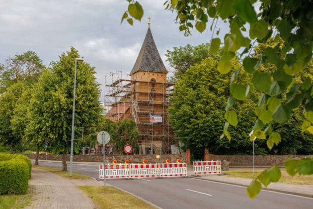 20.06.2026 - Die Kirche in Papendorf bei Pasewalk droht einzustürzen. Um das zu verhindern, sollen Baumaßnahmen stattfinden. Ein Gerüst wurde dafür schon montiert Papendorf Mecklenburg Vorpommern Deutschland *** June 20, 2026 The church in Papendorf near Pasewalk is in danger of collapsing. To prevent this, construction work is scheduled to take place. Scaffolding has already been erected for this purpose. Papendorf, Mecklenburg-Western Pomerania, Germany,detected_source_language
