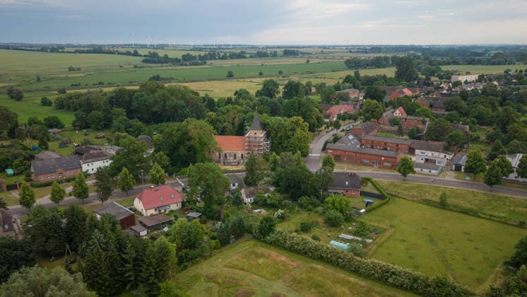 20.06.2026 - Die Kirche in Papendorf bei Pasewalk droht einzustürzen. Um das zu verhindern, sollen Baumaßnahmen stattfinden. Ein Gerüst wurde dafür schon montiert Papendorf Mecklenburg Vorpommern Deutschland *** June 20, 2026 The church in Papendorf near Pasewalk is in danger of collapsing. To prevent this, construction work is scheduled to take place. Scaffolding has already been erected for this purpose. Papendorf, Mecklenburg-Western Pomerania, Germany,detected_source_language