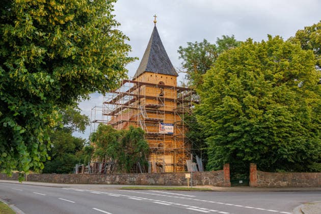 20.06.2026 - Die Kirche in Papendorf bei Pasewalk droht einzustürzen. Um das zu verhindern, sollen Baumaßnahmen stattfinden. Ein Gerüst wurde dafür schon montiert Papendorf Mecklenburg Vorpommern Deutschland *** June 20, 2026 The church in Papendorf near Pasewalk is in danger of collapsing. To prevent this, construction work is scheduled to take place. Scaffolding has already been erected for this purpose. Papendorf, Mecklenburg-Western Pomerania, Germany,detected_source_language