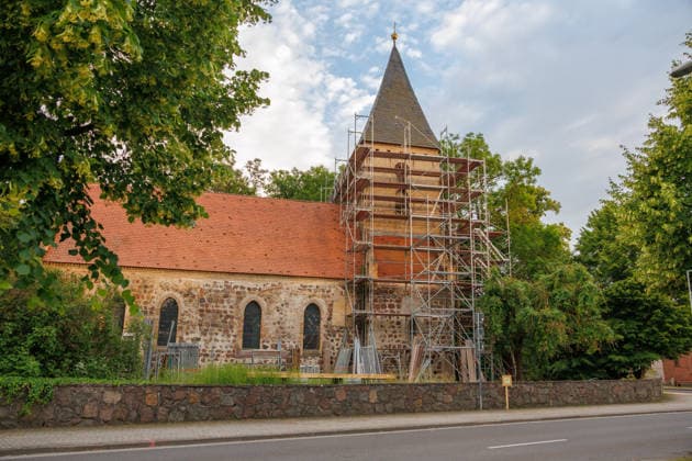 20.06.2026 - Die Kirche in Papendorf bei Pasewalk droht einzustürzen. Um das zu verhindern, sollen Baumaßnahmen stattfinden. Ein Gerüst wurde dafür schon montiert Papendorf Mecklenburg Vorpommern Deutschland *** June 20, 2026 The church in Papendorf near Pasewalk is in danger of collapsing. To prevent this, construction work is scheduled to take place. Scaffolding has already been erected for this purpose. Papendorf, Mecklenburg-Western Pomerania, Germany,detected_source_language