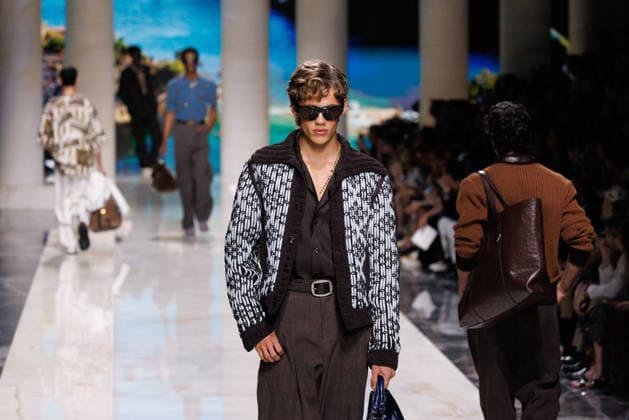 News - Dolce&Gabbana - Runway - Milan Fashion Week - Menswear Spring Summer 2027 MILAN, ITALY - JUNE 20, 2026: A model walks the runway during the Dolce&amp;Gabbana Men s Spring Summer 2027 collection fashion show as part of Milan Fashion Week Menswear in Milan, Italy. Photo: Cinzia Camela. Milan Metropol Italy Copyright: xCinziaxCamelax xLiveMediax LPN_2529322