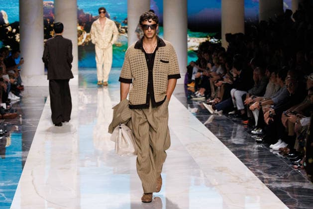 News - Dolce&Gabbana - Runway - Milan Fashion Week - Menswear Spring Summer 2027 MILAN, ITALY - JUNE 20, 2026: A model walks the runway during the Dolce&amp;Gabbana Men s Spring Summer 2027 collection fashion show as part of Milan Fashion Week Menswear in Milan, Italy. Photo: Cinzia Camela. Milan Metropol Italy Copyright: xCinziaxCamelax xLiveMediax LPN_2529331