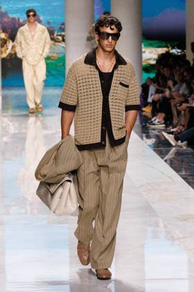 News - Dolce&Gabbana - Runway - Milan Fashion Week - Menswear Spring Summer 2027 MILAN, ITALY - JUNE 20, 2026: A model walks the runway during the Dolce&amp;Gabbana Men s Spring Summer 2027 collection fashion show as part of Milan Fashion Week Menswear in Milan, Italy. Photo: Cinzia Camela. Milan Metropol Italy Copyright: xCinziaxCamelax xLiveMediax LPN_2529332