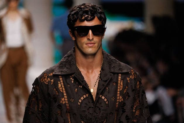 News - Dolce&Gabbana - Runway - Milan Fashion Week - Menswear Spring Summer 2027 MILAN, ITALY - JUNE 20, 2026: A model walks the runway during the Dolce&amp;Gabbana Men s Spring Summer 2027 collection fashion show as part of Milan Fashion Week Menswear in Milan, Italy. Photo: Cinzia Camela. Milan Metropol Italy Copyright: xCinziaxCamelax xLiveMediax LPN_2529342