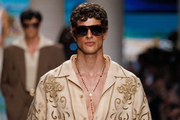 News - Dolce&Gabbana - Runway - Milan Fashion Week - Menswear Spring Summer 2027 MILAN, ITALY - JUNE 20, 2026: A model walks the runway during the Dolce&amp;Gabbana Men s Spring Summer 2027 collection fashion show as part of Milan Fashion Week Menswear in Milan, Italy. Photo: Cinzia Camela. Milan Metropol Italy Copyright: xCinziaxCamelax xLiveMediax LPN_2529360