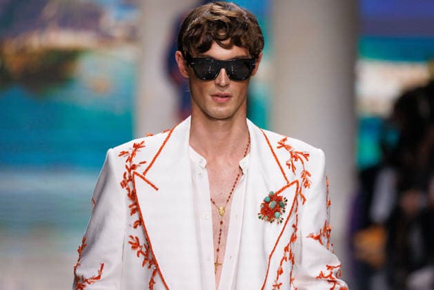News - Dolce&Gabbana - Runway - Milan Fashion Week - Menswear Spring Summer 2027 MILAN, ITALY - JUNE 20, 2026: A model walks the runway during the Dolce&amp;Gabbana Men s Spring Summer 2027 collection fashion show as part of Milan Fashion Week Menswear in Milan, Italy. Photo: Cinzia Camela. Milan Metropol Italy Copyright: xCinziaxCamelax xLiveMediax LPN_2529380