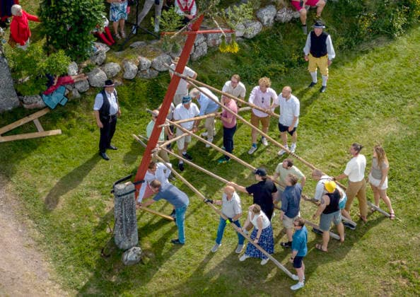 TÄLLBERG 2026-06-20 I byn Holen har byns invanare firat Midsommar i över 100 ar, majstangen reses vid Gammelgarden där det sedan bjöds pa dans och lekar. Foto Ulf Palm TT Kod 9110 TÄLLBERG SVERIGE x9110x *** TÄLLBERG, June 20, 2026. In the village of Holen, the villagers have celebrated Midsummer for over 100 years; the maypole was raised at Gammelgarden, where dancing and games followed. Photo  Copyright: xUlfxPalm xTTx MIDSOMMARFIRANDE I HOLEN 6xt71jiCV8o