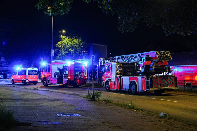 Hamburg Feuerwehreinsatz nach einem Kellerbrand in einem Hotel an der Adenauerallee in Hamburg-St. Georg, 21.06.2026 HLF und Drehleiter der Berufsfeuerwehr Hamburg-Altona am Einsatzort Feuerwehreinsatz nach einem Kellerbrand in einem Hotel an der Adenauerallee in Hamburg-St. Georg, 21.06.2026 *** Hamburg Copyright: xEibner-Pressefoto MarcelxvonxFehrnx EP_MFN