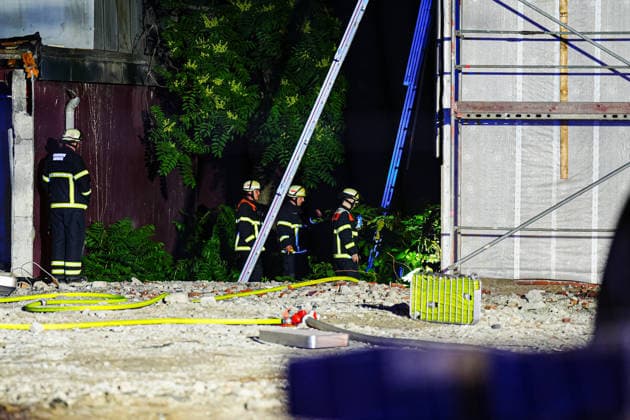 Hamburg Feuerwehreinsatz nach einem Kellerbrand in einem Hotel an der Adenauerallee in Hamburg-St. Georg, 21.06.2026 Einsatzkräfte der Feuerwehr Hamburg am Einsatzort. Feuerwehreinsatz nach einem Kellerbrand in einem Hotel an der Adenauerallee in Hamburg-St. Georg, 21.06.2026 *** Hamburg Copyright: xEibner-Pressefoto MarcelxvonxFehrnx EP_MFN