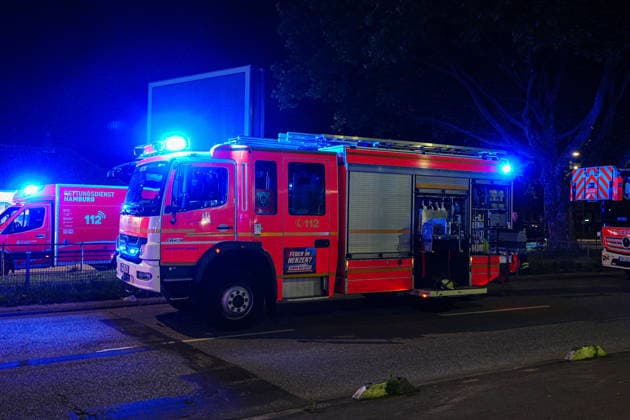 Hamburg Feuerwehreinsatz nach einem Kellerbrand in einem Hotel an der Adenauerallee in Hamburg-St. Georg, 21.06.2026 HLF der Berufsfeuerwehr Hamburg-Altona am Einsatzort Feuerwehreinsatz nach einem Kellerbrand in einem Hotel an der Adenauerallee in Hamburg-St. Georg, 21.06.2026 *** Hamburg Copyright: xEibner-Pressefoto MarcelxvonxFehrnx EP_MFN