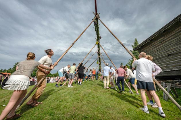 TÄLLBERG 2026-06-20 I byn Holen har byns invanare firat Midsommar i över 100 ar, majstangen reses vid Gammelgarden där det sedan bjöds pa dans och lekar. Foto Ulf Palm TT Kod 9110 TÄLLBERG SVERIGE x9110x *** TÄLLBERG, June 20, 2026. In the village of Holen, the villagers have celebrated Midsummer for over 100 years; the maypole was raised at Gammelgarden, where dancing and games followed. Photo  Copyright: xUlfxPalm xTTx MIDSOMMARFIRANDE I HOLEN pJHNiFjcH1s