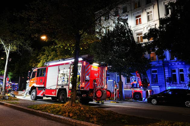 Hamburg Feuerwehreinsatz nach einem Kellerbrand in einem Hotel an der Adenauerallee in Hamburg-St. Georg, 21.06.2026 HLF der Berufsfeuerwehr Hamburg-Veddel am Einsatzort Feuerwehreinsatz nach einem Kellerbrand in einem Hotel an der Adenauerallee in Hamburg-St. Georg, 21.06.2026 *** Hamburg Copyright: xEibner-Pressefoto MarcelxvonxFehrnx EP_MFN