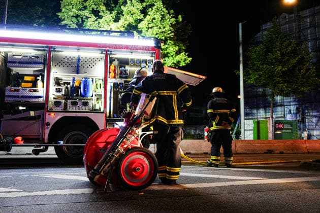 Hamburg Feuerwehreinsatz nach einem Kellerbrand in einem Hotel an der Adenauerallee in Hamburg-St. Georg, 21.06.2026 Einsatzkräfte der Feuerwehr Hamburg am Einsatzort. Feuerwehreinsatz nach einem Kellerbrand in einem Hotel an der Adenauerallee in Hamburg-St. Georg, 21.06.2026 *** Hamburg Copyright: xEibner-Pressefoto MarcelxvonxFehrnx EP_MFN