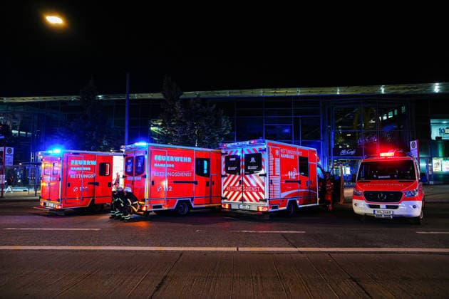 Hamburg Feuerwehreinsatz nach einem Kellerbrand in einem Hotel an der Adenauerallee in Hamburg-St. Georg, 21.06.2026 Rettungswagen und Notarzt in Bereitschaft am Einsatzort Feuerwehreinsatz nach einem Kellerbrand in einem Hotel an der Adenauerallee in Hamburg-St. Georg, 21.06.2026 *** Hamburg Copyright: xEibner-Pressefoto MarcelxvonxFehrnx EP_MFN