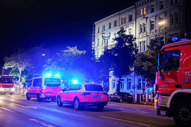 Hamburg Feuerwehreinsatz nach einem Kellerbrand in einem Hotel an der Adenauerallee in Hamburg-St. Georg, 21.06.2026 Einsatzkräfte der Feuerwehr Hamburg am Einsatzort. Im Hintergrund ist eine Drehleiter zur Menschenrettung aufgestellt Feuerwehreinsatz nach einem Kellerbrand in einem Hotel an der Adenauerallee in Hamburg-St. Georg, 21.06.2026 *** Hamburg Copyright: xEibner-Pressefoto MarcelxvonxFehrnx EP_MFN