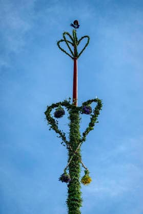 TÄLLBERG 2026-06-20 I byn Holen har byns invanare firat Midsommar i över 100 ar, majstangen reses vid Gammelgarden där det sedan bjöds pa dans och lekar. Foto Ulf Palm TT Kod 9110 TÄLLBERG SVERIGE x9110x *** TÄLLBERG, June 20, 2026. In the village of Holen, the villagers have celebrated Midsummer for over 100 years; the maypole was raised at Gammelgarden, where dancing and games followed. Photo  Copyright: xUlfxPalm xTTx MIDSOMMARFIRANDE I HOLEN JnFDk4XWBAo
