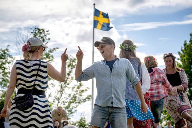 TÄLLBERG 2026-06-20 I byn Holen har byns invanare firat Midsommar i över 100 ar, majstangen reses vid Gammelgarden där det sedan bjöds pa dans och lekar. Foto Ulf Palm TT Kod 9110 TÄLLBERG SVERIGE x9110x *** TÄLLBERG, June 20, 2026. In the village of Holen, the villagers have celebrated Midsummer for over 100 years; the maypole was raised at Gammelgarden, where dancing and games followed. Photo  Copyright: xUlfxPalm xTTx MIDSOMMARFIRANDE I HOLEN Ky4b9lEhsB4