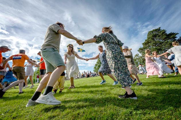 TÄLLBERG 2026-06-20 I byn Holen har byns invanare firat Midsommar i över 100 ar, majstangen reses vid Gammelgarden där det sedan bjöds pa dans och lekar. Foto Ulf Palm TT Kod 9110 TÄLLBERG SVERIGE x9110x *** TÄLLBERG, June 20, 2026. In the village of Holen, the villagers have celebrated Midsummer for over 100 years; the maypole was raised at Gammelgarden, where dancing and games followed. Photo  Copyright: xUlfxPalm xTTx MIDSOMMARFIRANDE I HOLEN n9IB4fEE4KU