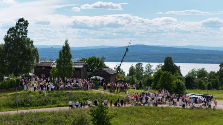 TÄLLBERG 2026-06-20 I byn Holen har byns invanare firat Midsommar i över 100 ar, majstangen reses vid Gammelgarden där det sedan bjöds pa dans och lekar. Foto Ulf Palm TT Kod 9110 TÄLLBERG SVERIGE x9110x *** TÄLLBERG, June 20, 2026. In the village of Holen, the villagers have celebrated Midsummer for over 100 years; the maypole was raised at Gammelgarden, where dancing and games followed. Photo  Copyright: xUlfxPalm xTTx MIDSOMMARFIRANDE I HOLEN AIwSnoQZk6k