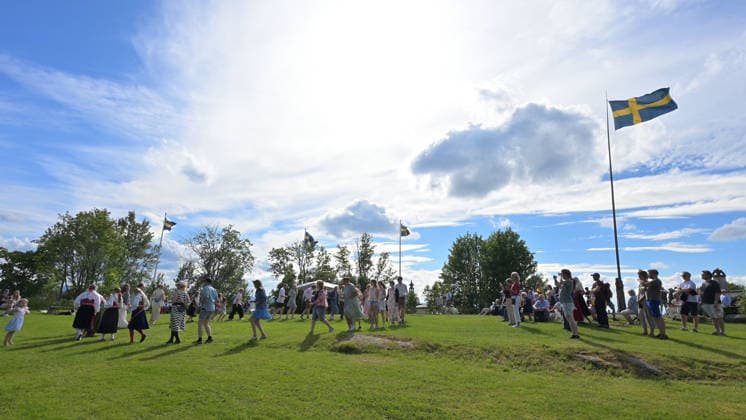 TÄLLBERG 2026-06-20 I byn Holen har byns invanare firat Midsommar i över 100 ar, majstangen reses vid Gammelgarden där det sedan bjöds pa dans och lekar. Foto Ulf Palm TT Kod 9110 TÄLLBERG SVERIGE x9110x *** TÄLLBERG, June 20, 2026. In the village of Holen, the villagers have celebrated Midsummer for over 100 years; the maypole was raised at Gammelgarden, where dancing and games followed. Photo  Copyright: xUlfxPalm xTTx MIDSOMMARFIRANDE I HOLEN X-itdyOb4e4