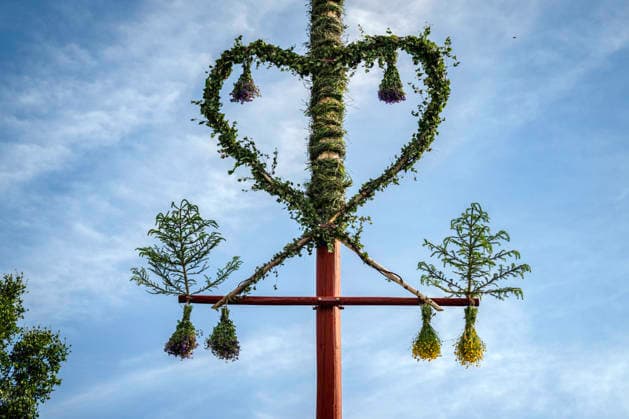 TÄLLBERG 2026-06-20 I byn Holen har byns invanare firat Midsommar i över 100 ar, majstangen reses vid Gammelgarden där det sedan bjöds pa dans och lekar. Foto Ulf Palm TT Kod 9110 TÄLLBERG SVERIGE x9110x *** TÄLLBERG, June 20, 2026. In the village of Holen, the villagers have celebrated Midsummer for over 100 years; the maypole was raised at Gammelgarden, where dancing and games followed. Photo  Copyright: xUlfxPalm xTTx MIDSOMMARFIRANDE I HOLEN c1f51qyipoA