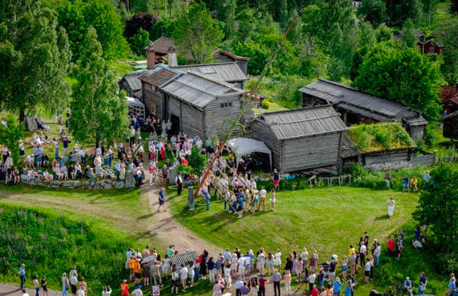 TÄLLBERG 2026-06-20 I byn Holen har byns invanare firat Midsommar i över 100 ar, majstangen reses vid Gammelgarden där det sedan bjöds pa dans och lekar. Foto Ulf Palm TT Kod 9110 TÄLLBERG SVERIGE x9110x *** TÄLLBERG, June 20, 2026. In the village of Holen, the villagers have celebrated Midsummer for over 100 years; the maypole was raised at Gammelgarden, where dancing and games followed. Photo  Copyright: xUlfxPalm xTTx MIDSOMMARFIRANDE I HOLEN GxoLM_FMapU