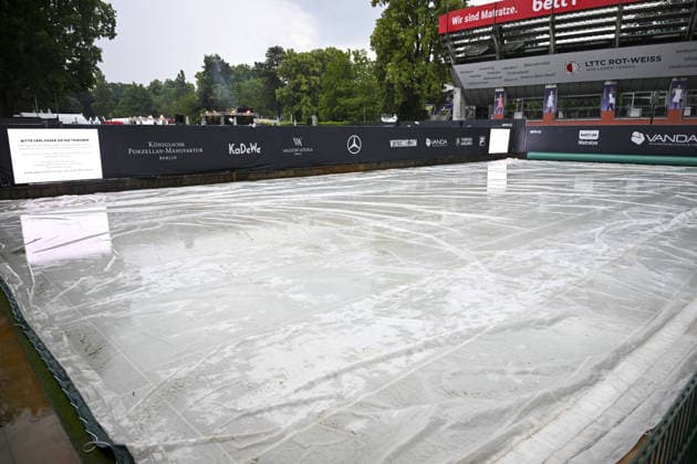 Heavy rain disrupts WTA 500 Berlin Open finals BERLIN, GERMANY - JUNE 21: A tennis court is covered with a protective tarp due to heavy rain during the finals of the WTA 500 Berlin Open tennis tournament in Berlin, Germany, on June 21, 2026. Adverse weather conditions disrupted play and affected the event schedule. Halil Sagirkaya Anadolu Berlin Germany. Editorial use only. Please get in touch for any other usage.  Copyright: x2026xAnadoluxHalilxSagirkayax