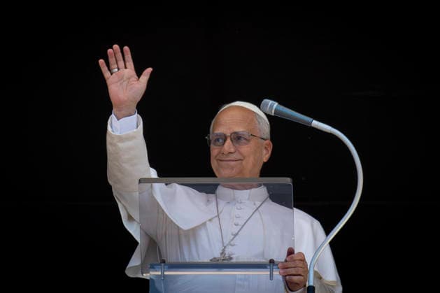 ITALY - POPE LEO XIV DURING THE ANGELUS PRAYER AT THE VATICAN - 2026 6 21 Italy, Rome, Vatican, 2026 6 21 .Pope Leo XIV waves to the crowd from the window of the apostolic palace overlooking St. Peter s square during the Angelus prayer in the Vatican EDITORIAL USE ONLY - NO BOOKS Copyright: xVATICANxMEDIAx