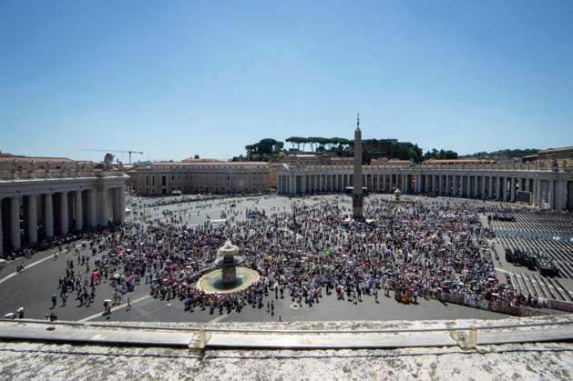 RECORD DATE NOT STATED ITALY - POPE LEO XIV DURING THE ANGELUS PRAYER AT THE VATICAN - 2026 6 21 Italy, Rome, Vatican, 2026 6 21 .Pope Leo XIV waves to the crowd from the window of the apostolic palace overlooking St. Peter s square during the Angelus prayer in the Vatican EDITORIAL USE ONLY - NO BOOKS Copyright: xVATICANxMEDIAx