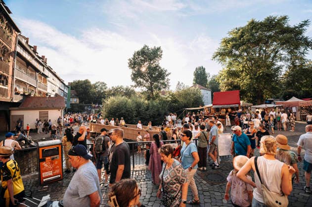 Besucher auf dem 49. Krämerbrückenfest in der Altstadt. Erfurt, 19.06.2026 *** Visitors at the 49th Krämerbrückenfest in Erfurts Old Town, June 19, 2026,detected_source_language Foto:xM.xKremerx xFuturexImagex kraemerbrueckenfest_6601