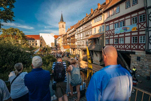 Besucher auf dem 49. Krämerbrückenfest in der Altstadt. Erfurt, 19.06.2026 *** Visitors at the 49th Krämerbrückenfest in Erfurts Old Town, June 19, 2026,detected_source_language Foto:xM.xKremerx xFuturexImagex kraemerbrueckenfest_6603