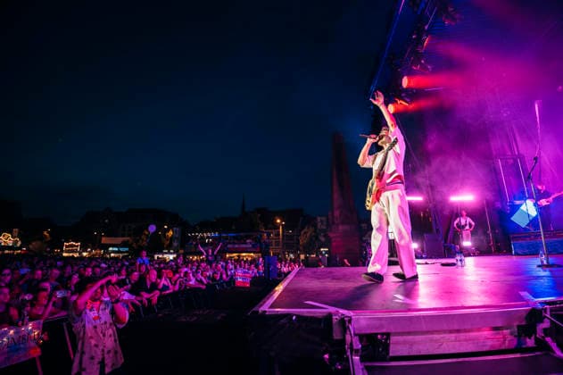 Kamrad live beim 49. Krämerbrückenfest auf dem Domplatz. Erfurt, 19.06.2026 *** Kamrad live at the 49th Krämerbrückenfest on Domplatz in Erfurt, June 19, 2026,detected_source_language Foto:xM.xKremerx xFuturexImagex kraemerbrueckenfest_6619