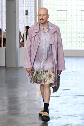 IPA85907667 - Milan, Milan Men™s Fashion Week Spring Summer 2027 - Men™s Fashion, Spring Summer 2027 - Simon Cracker fashion show - runway - pictured: model  Copyright: xSimonaxChiocciax xSimonaxChiocciax 85907667