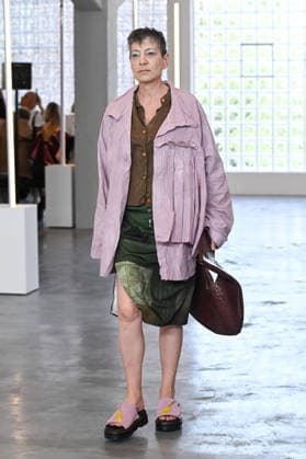 IPA85907671 - Milan, Milan Men™s Fashion Week Spring Summer 2027 - Men™s Fashion, Spring Summer 2027 - Simon Cracker fashion show - runway - pictured: model  Copyright: xSimonaxChiocciax xSimonaxChiocciax 85907671