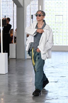 IPA85907682 - Milan, Milan Men™s Fashion Week Spring Summer 2027 - Men™s Fashion, Spring Summer 2027 - Simon Cracker fashion show - runway - pictured: model  Copyright: xSimonaxChiocciax xSimonaxChiocciax 85907682