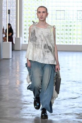 IPA85907734 - Milan, Milan Men™s Fashion Week Spring Summer 2027 - Men™s Fashion, Spring Summer 2027 - Simon Cracker fashion show - runway - pictured: model  Copyright: xSimonaxChiocciax xSimonaxChiocciax 85907734