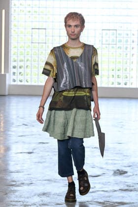 IPA85907747 - Milan, Milan Men™s Fashion Week Spring Summer 2027 - Men™s Fashion, Spring Summer 2027 - Simon Cracker fashion show - runway - pictured: model  Copyright: xSimonaxChiocciax xSimonaxChiocciax 85907747