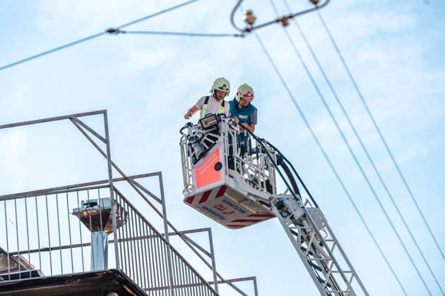 Blaulicht: Dachstuhlbrand in der Kanzleistrasse Reutlingen am 21.06.2026, Blaulicht: Dachstuhlbrand in der Kanzleistrasse Reutlingen am 21.06.2026, Feuerwehr auf Drehleiter. *** Emergency response Copyright: xEibner-Pressefoto DimitrixDrofitx EP_ddh