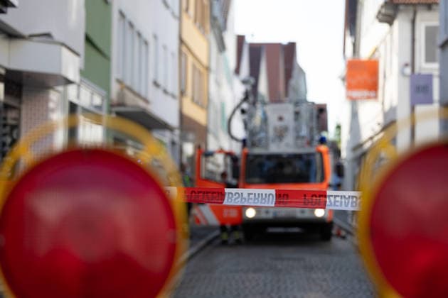 Blaulicht: Dachstuhlbrand in der Kanzleistrasse Reutlingen am 21.06.2026, Blaulicht: Dachstuhlbrand in der Kanzleistrasse Reutlingen am 21.06.2026, Drehleiter hinter Absperrung, Feuerwehr Fahrzeug in der Kanzleistrasse. *** Emergency lights Copyright: xEibner-Pressefoto DimitrixDrofitx EP_ddh