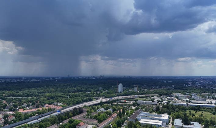 Ein Sommertag in der Landeshauptstadt München. Hier der Blick über die Skyline mit dunklen Wolken, Gewitter, Gewitterwolken, Regen ,Regen, ausregnen, Wetterbild *** A summer day in Munich, the state capital. Here’s a view of the skyline with dark clouds, thunderstorms, thunderclouds, rain, rain, a downpour, weather scene,detected_source_language