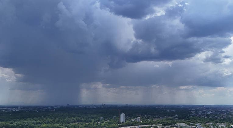 Ein Sommertag in der Landeshauptstadt München. Hier der Blick über die Skyline mit dunklen Wolken, Gewitter, Gewitterwolken, Regen ,Regen, ausregnen, Wetterbild *** A summer day in Munich, the state capital. Here’s a view of the skyline with dark clouds, thunderstorms, thunderclouds, rain, rain, a downpour, weather scene,detected_source_language
