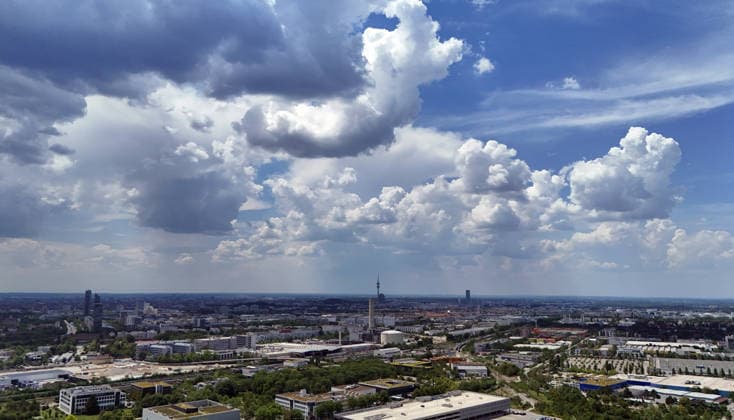 Ein Sommertag in der Landeshauptstadt München. Hier der Blick über die Skyline mit dunklen Wolken, Gewitter, Gewitterwolken, Regen, in der Mitte der Olympiaturm *** A summer day in Munich, the state capital. Here is a view of the skyline with dark clouds, thunderstorms, thunderclouds, and rain; the Olympic Tower is in the center.,detected_source_language