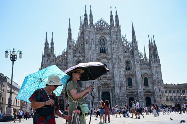 Heatwave in Milan, Italy MILAN, ITALY - JUNE 21: People protect from the heat with umbrellas during a heatwave in Milan, Italy on June 21, 2026 Piero Cruciatti Anadolu Milan Italy. Editorial use only. Please get in touch for any other usage.  Copyright: x2026xAnadoluxPieroxCruciattix