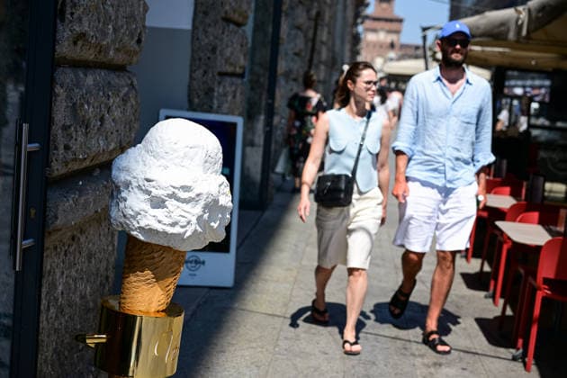 Heatwave in Milan, Italy MILAN, ITALY - JUNE 21: People walk past a giant icecream during a heatwave in Milan, Italy on June 21, 2026 Piero Cruciatti Anadolu Milan Italy. Editorial use only. Please get in touch for any other usage.  Copyright: x2026xAnadoluxPieroxCruciattix