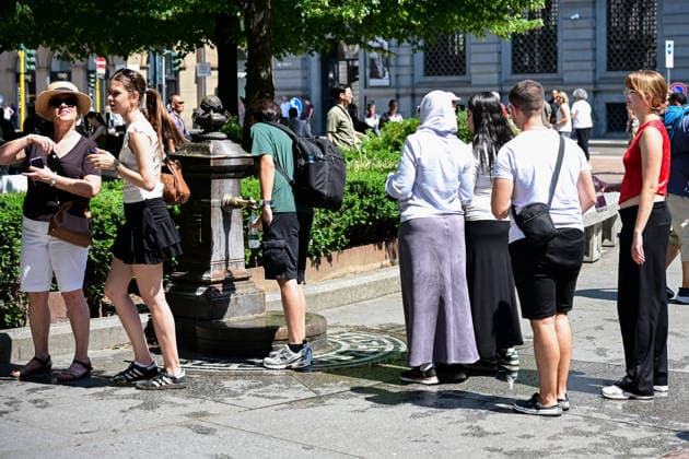 Heatwave in Milan, Italy MILAN, ITALY - JUNE 21: People wait in line to drink from a public fountain during a heatwave in Milan, Italy on June 21, 2026 Piero Cruciatti Anadolu Milan Italy. Editorial use only. Please get in touch for any other usage.  Copyright: x2026xAnadoluxPieroxCruciattix