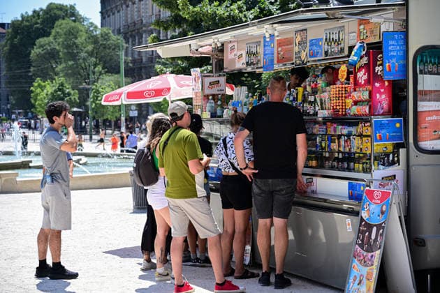 Heatwave in Milan, Italy MILAN, ITALY - JUNE 21: People line to buy beverages during a heatwave in Milan, Italy on June 21, 2026 Piero Cruciatti Anadolu Milan Italy. Editorial use only. Please get in touch for any other usage.  Copyright: x2026xAnadoluxPieroxCruciattix