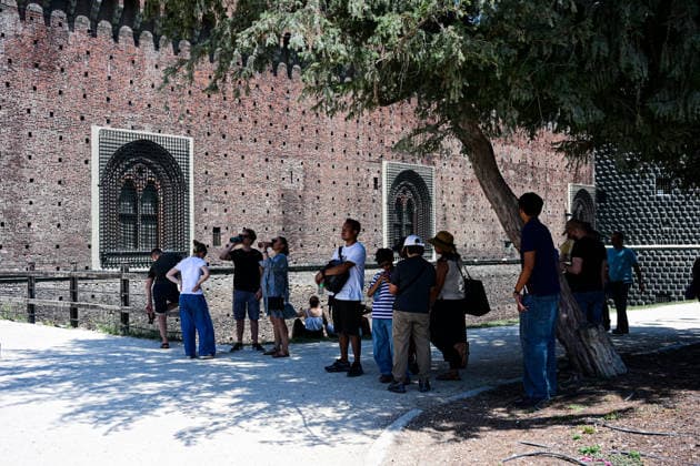 Heatwave in Milan, Italy MILAN, ITALY - JUNE 21: People protect from the heat during a heatwave in Milan, Italy on June 21, 2026 Piero Cruciatti Anadolu Milan Italy. Editorial use only. Please get in touch for any other usage.  Copyright: x2026xAnadoluxPieroxCruciattix