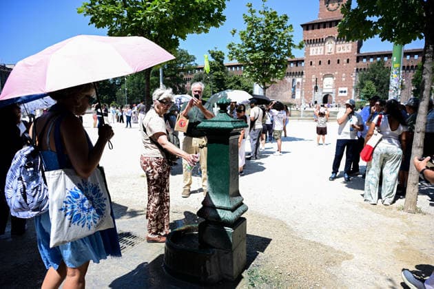 Heatwave in Milan, Italy MILAN, ITALY - JUNE 21: People cool themselves at a public fountain during a heatwave in Milan, Italy on June 21, 2026 Piero Cruciatti Anadolu Milan Italy. Editorial use only. Please get in touch for any other usage.  Copyright: x2026xAnadoluxPieroxCruciattix