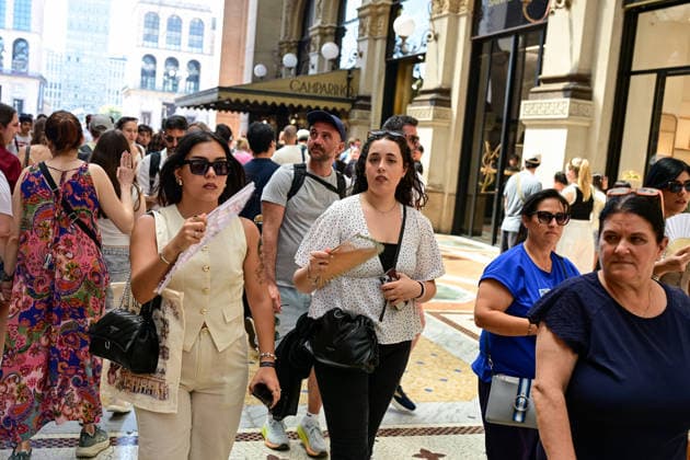 Heatwave in Milan, Italy MILAN, ITALY - JUNE 21: People use fans to protect from the heat during a heatwave in Milan, Italy on June 21, 2026 Piero Cruciatti Anadolu Milan Italy. Editorial use only. Please get in touch for any other usage.  Copyright: x2026xAnadoluxPieroxCruciattix